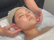最新美容/フェイシャルマッサージ/デコルテから首肩周りスッキリ