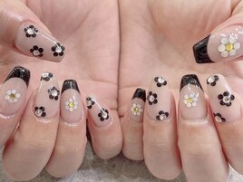 モノトーンデイジーネイル