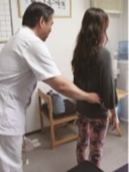 健康ケアセンター/骨盤のゆがみをチェックします。