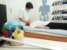 カイロプラクティック雅の雰囲気（特殊な検査で細かく歪みを整えます）