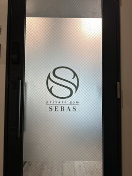 セバス 赤坂見附(SEBAS)/ブラックロゴ