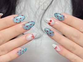 青と赤のドット、リボンネイル