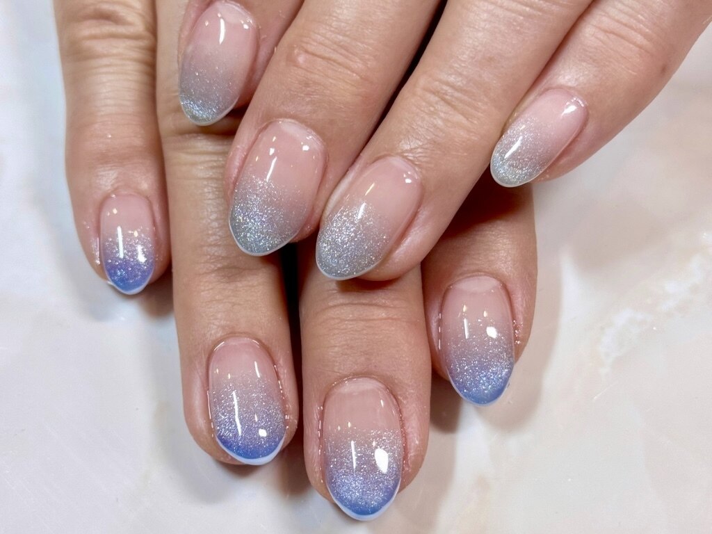 2026年冬トレンド】ブルー フレンチ ハンドのネイルデザイン集｜人気順