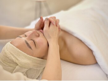 コティ(koti)の写真/ほうれい線は肩こりから？デコルテで整える大人のたるみ予防ケア