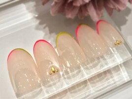 目立ちカラーの細フレンチ