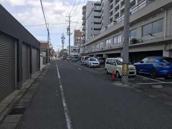 エボ パーソナルトレーニングジム 岐阜店(E.V.O)/裏道（駐車場は別場所にあり）