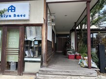 店舗玄関は、中央の階段を登った先にある引戸です。