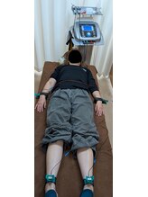 千里接骨院/エレサス全身通電の様子