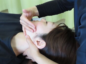 ふくみみ鍼灸接骨院の写真/気になるエラや頬骨のゆがみを小顔矯正でケア！たるみを抑え、理想の小顔を目指す贅沢なひとときを♪