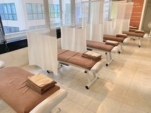 カラダファクトリー 鶴見駅ビル店の雰囲気（ベッドの間にカーテンを設置。ベッド間の間隔確保。）