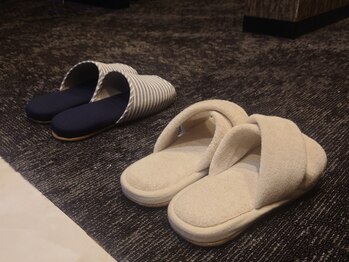 シャルムス(Charmes)/入口でスリッパに履き替えます