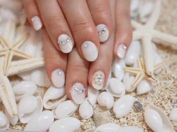 ネルフィーズ(NAILFY's)/ラメ入りホワイトで清楚に