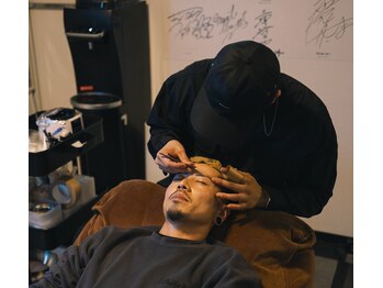 アトリウムオム 博多(ATRIUM HOMME)/眉毛の施術風景