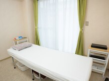 彩響堂はりきゅう院の雰囲気（当院では、鍼・シーツ・枕カバーなども全て使い捨てで清潔です。）