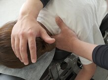 八起整骨院の雰囲気(専用の機械を用いて、身体の歪みをみていきます。)