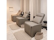 サロンド アヤメン(SALON DE AYAMEN)の雰囲気（施術時カーテンで仕切られる為周囲を気にせず施術を受けられます）