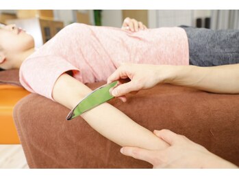 K2整骨院/肘の痛みの施術風景