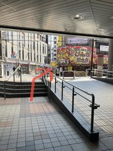 ブランノア 高槻店(bran NOR)/２、降りてすぐ左へ