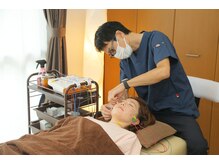 みずのえ鍼灸院の雰囲気（痛みや不快感はないか」、細かく声掛けしながら行います。）