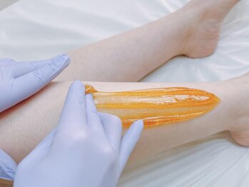 ビーグラム(B.GLAM)の写真/美容成分たっぷりの温かいジェルで全身ツルスベ肌へ♪シュガーリング+美容脱毛の相乗効果で快適期間が持続!