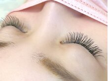 【施術】エクステを1本1本装着していきます。 &nbsp;&nbsp;&nbsp;&nbsp;&nbsp;