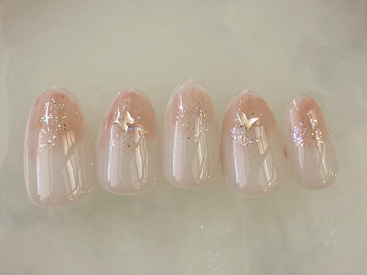 2025年-2026年冬トレンド】蝶々ネイルのネイルデザイン集｜人気順｜4