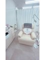 ホワイトニングショップ 高知店 施術椅子はふわふわでとても居心地が良く、清潔感があります!