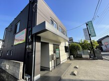 みなみ整骨院の雰囲気（駐車場も広く、アクセス◎）