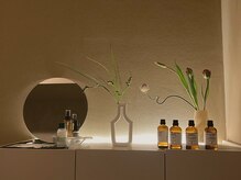 ソリム(solim.)の雰囲気（灯り/香り/花/居心地のよい空間を作ることを大切にしています。）