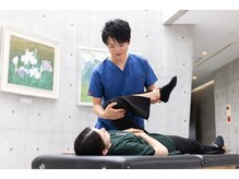 藤接骨院 焼津小川院/施術)仰向けで脚ストレッチ