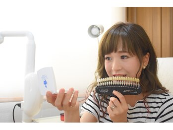 ティンクルホワイト 成田店/施術前に歯のお色確認