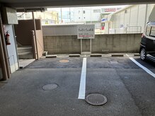 駐車場は店舗裏に2台あります。