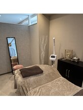 ジェノール 2nd beauty studio 姫路駅前店(JNOEL)/広々安らげるベッドで肌質改善