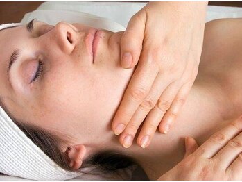 サロンルーチェ(Salon Luce)の写真/あご下のもたつき、ゆるんだ首元、いつの間にか幅広くなったフェイスラインを引き締めてたるみ予防に◎