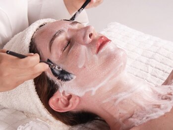 ラトナ(Ratna)の写真/ララピールの進化版！最新ピーリング《セラピール》で、ダウンタイムなしで美白&水光肌を実感☆徹底美肌♪