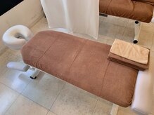 カラダファクトリー 鶴見駅ビル店の雰囲気（施術で使うベッド等は、使用前と後で消毒の徹底をしております。）