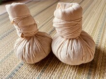 キーナ(Kiina)の雰囲気（オーナー自ら作った自家製ハーブボールで硬い凝りを和らげます。）