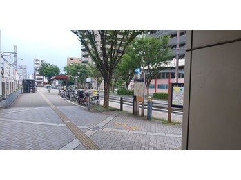 スリールドマジック(sourire de magic)/【ご案内】南出口階段下