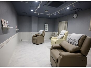 ネイルズノン(Nail's NON)の写真/忙しいあなたへ、贅沢な時短をご褒美に。上質なプライベート空間で叶える、ハンド＆フットの同時施術。