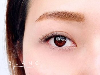 アイラッシュサロン ブラン 名古屋パルコ店(Eyelash Salon Blanc)の写真/【大人女性にもおすすめ◎】隙間を埋め程よいボリューム感が魅力♪負担が少ないふわふわボリュームラッシュ