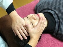 桜花カイロプラクティックの雰囲気（お顔に優しい圧を加えるだけの自律神経調整で顔と目がスッキリ！）