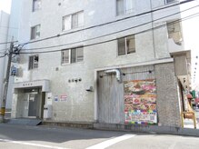 らくらく庵/ビル入口の側面