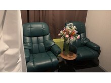 癒磁館 天神本店/〈店内 ソファー〉