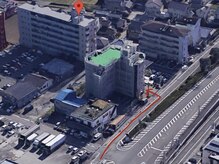 ケーナックス 田代町2号店(KNAX)の雰囲気（有料道路手前を左斜め下(一方通行道路)方面、矢印方向が入り口！）