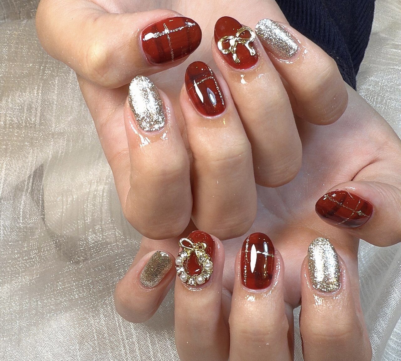 2025年-2026年冬トレンド】リボン ハンド クリスマスのネイルデザイン