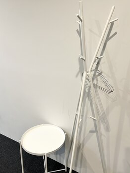 はりとて鍼灸院/店内：ハンガーラック