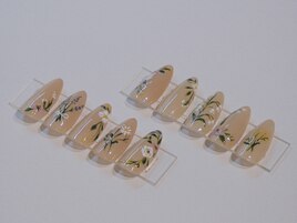 繊細な手描きフラワーネイル