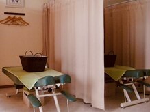 理楽館/施術ベッドでゆったりと