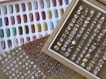 ワイワイディーエス(YYDS)の写真/カラー600色以上・パーツ300種類以上！お好きな組み合わせであなただけのネイルを♪