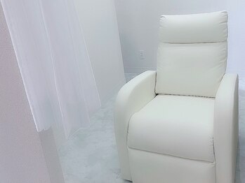 ビューティーブロウ 小山店の写真/【初めての方でも安心の完全個室空間！】落ち着いた雰囲気の空間でリラックスしながら施術を受けられます◎